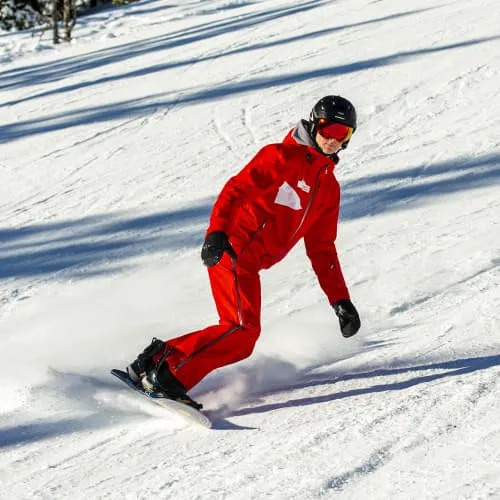 Person in roter Snowboardausrüstung auf Schnee