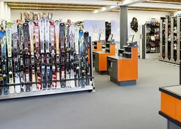 Skiverleih mit einer Auswahl an Skiern und Zubehör