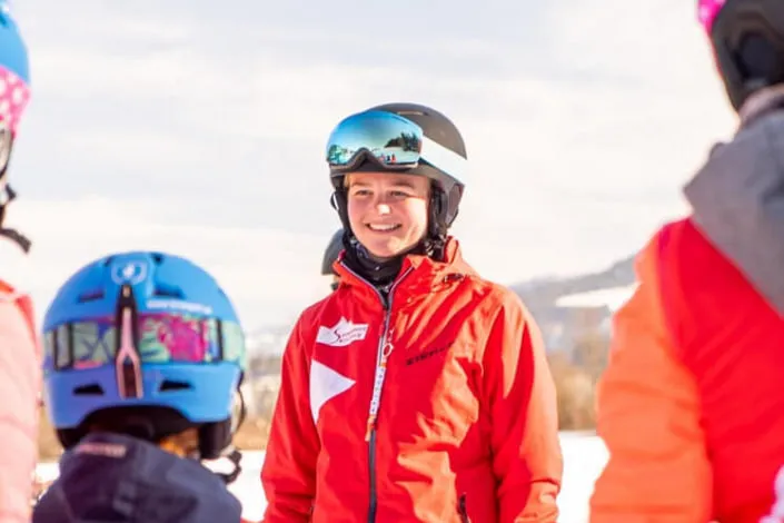 Ski instructor in Kirchberg talking to students.