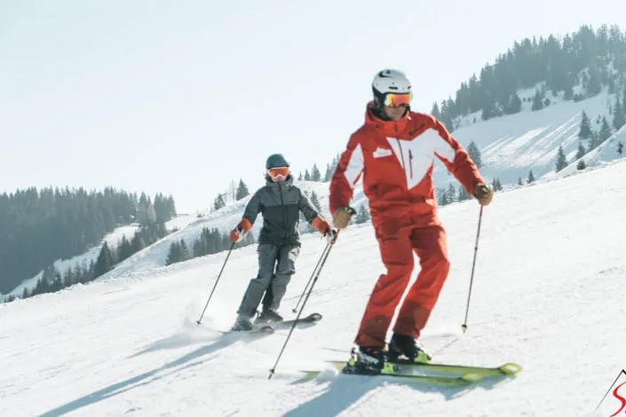 Two skiers on the slope in Kirchberg