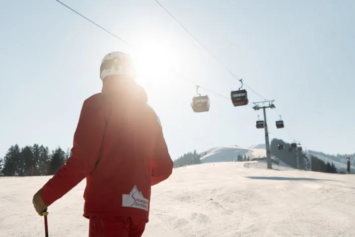 Skier looking at chairlifts in Kirchberg.